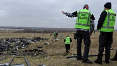 Голландские эксперты проводят работы на месте крушения малайзийского Boeing, выполнявшего рейс MH17 Амстердам — Куала-Лумпур. Архивное фото Голландские эксперты проводят работы на месте крушения малайзийского Boeing, выполнявшего рейс MH17 Амстердам — Куала-Лумпур. Архивное фото