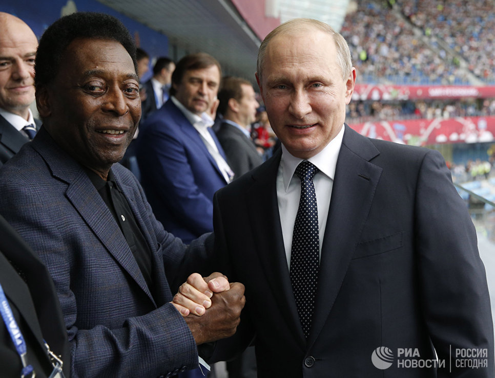 Футболист Пеле и Владимир Путин на стадионе Санкт-Петербург перед началом матча Кубка конфедераций-2017 между сборными России и Новой Зеландии. 17 июня 2017 Футболист Пеле и Владимир Путин на стадионе Санкт-Петербург перед началом матча Кубка конфедераций-2017 между сборными России и Новой Зеландии. 17 июня 2017