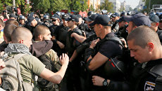 Киевская полиция блокирует протестующих против марша равенства ЛГБТ-сообщества. 18 июня 2017 Киевская полиция блокирует протестующих против марша равенства ЛГБТ-сообщества. 18 июня 2017