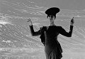 Народная артистка СССР, балерина Майя Плисецкая выступает в роли манекенщицы, демонстрируя новинки сезона знаменитого французского модельера Пьера Кардена Народная артистка СССР, балерина Майя Плисецкая выступает в роли манекенщицы, демонстрируя новинки сезона знаменитого французского модельера Пьера Кардена