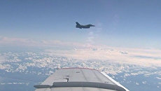 Истребитель НАТО F-16 в момент сближения с самолетом министра обороны РФ Сергея Шойгу Истребитель НАТО F-16 в момент сближения с самолетом министра обороны РФ Сергея Шойгу