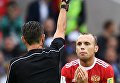 Главный судья Джанлука Рокки выносит предупреждение Денису Глушакову во время матча Кубка конфедераций-2017 по футболу между сборными России и Португалии Главный судья Джанлука Рокки выносит предупреждение Денису Глушакову во время матча Кубка конфедераций-2017 по футболу между сборными России и Португалии