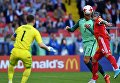 Вратарь Игорь Акинфеев, Криштиану Роналду и Федор Кудряшов во время матча Кубка конфедераций-2017 по футболу между сборными России и Португалии Вратарь Игорь Акинфеев, Криштиану Роналду и Федор Кудряшов во время матча Кубка конфедераций-2017 по футболу между сборными России и Португалии
