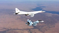 Истребитель Су-30СМ и бомбардировщик-ракетоносец Ту-160 ВКС РФ во время боевого вылета в Сирии Истребитель Су-30СМ и бомбардировщик-ракетоносец Ту-160 ВКС РФ во время боевого вылета в Сирии