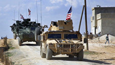 Силы США патрулируют окраину сирийского города Манбий в провинции Алеппо. Архивное фото Силы США патрулируют окраину сирийского города Манбий в провинции Алеппо. Архивное фото
