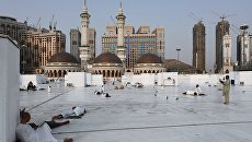 Паломники, совершающие хадж, в мечете Месжид аль-Харам в Мекке Паломники, совершающие хадж, в мечете Месжид аль-Харам в Мекке