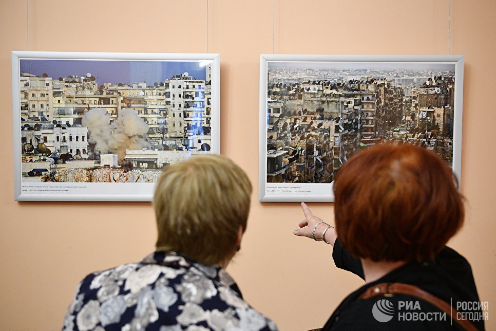Посетители на открытии фотовыставки Война и… мiръ? в фойе Зимина Московского музыкального театра Геликон-опера Посетители на открытии фотовыставки Война и… мiръ? в фойе Зимина Московского музыкального театра Геликон-опера