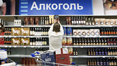 Покупатель в торговом зале супермаркета. Архивное фото Покупатель в торговом зале супермаркета. Архивное фото
