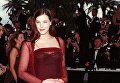 Американская актриса Лив Тайлер на красной дорожке Каннского кинофестиваля. 1997 год Американская актриса Лив Тайлер на красной дорожке Каннского кинофестиваля. 1997 год