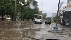 Ливень затопил улицы Уфы, коммунальщики очищают дождевую канализацию Ливень затопил улицы Уфы, коммунальщики очищают дождевую канализацию