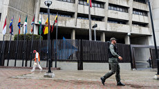 Военнослужащий Национальной гвардии Венесуэлы у здания Верховного суда в Каракасе Военнослужащий Национальной гвардии Венесуэлы у здания Верховного суда в Каракасе