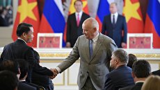 Генеральный директор МИА Россия сегодня Дмитрий Киселев и генеральный директор Вьетнамского информагентства Нгуен Дык Лой на церемонии подписания совместных документов. 29 июня 2017 Генеральный директор МИА Россия сегодня Дмитрий Киселев и генеральный директор Вьетнамского информагентства Нгуен Дык Лой на церемонии подписания совместных документов. 29 июня 2017