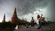 Горожане перед дождем в Москве. Архивное фото Горожане перед дождем в Москве. Архивное фото