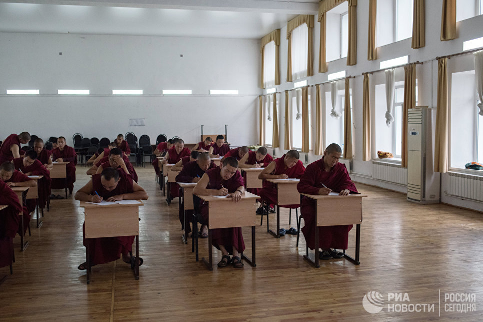 Студенты буддийского университета Даши Чойнхорлин имени Дамба Даржа Заяева в Иволгинском дацане в Бурятии Студенты буддийского университета Даши Чойнхорлин имени Дамба Даржа Заяева в Иволгинском дацане в Бурятии