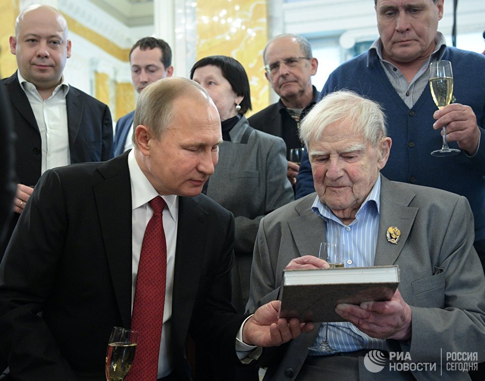 Президент РФ Владимир Путин и писатель Даниил Гранин Президент РФ Владимир Путин и писатель Даниил Гранин