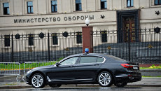 Автомобиль у здания министерства обороны РФ на Фрунзенской набережной в Москве. Архивное фото Автомобиль у здания министерства обороны РФ на Фрунзенской набережной в Москве. Архивное фото