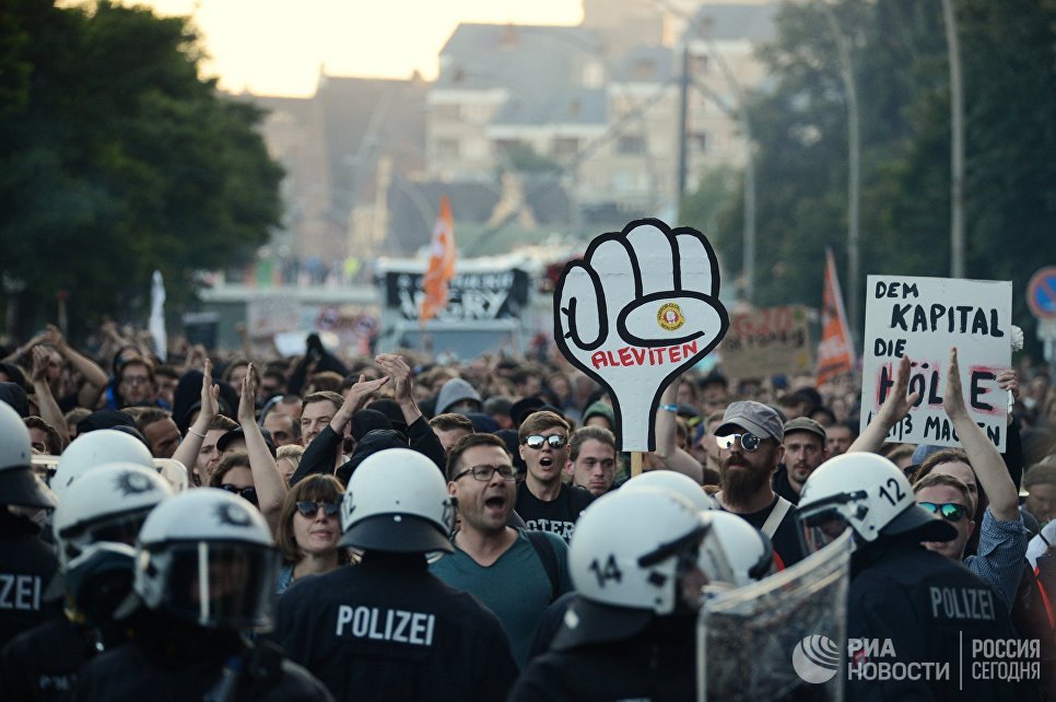 Участники акции протеста в преддверии саммита G20 в Гамбурге