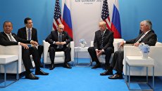 Президент РФ Владимир Путин и президент США Дональд Трамп во время беседы на полях саммита лидеров Группы двадцати G20 в Гамбурге. 7 июля 2017 Президент РФ Владимир Путин и президент США Дональд Трамп во время беседы на полях саммита лидеров Группы двадцати G20 в Гамбурге. 7 июля 2017