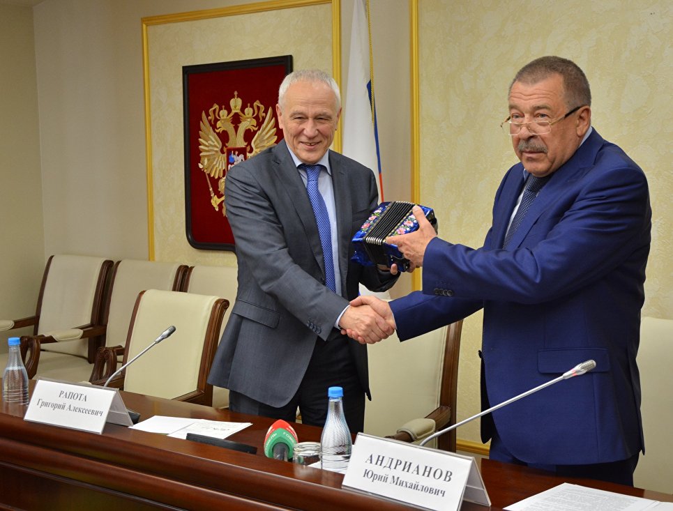 Председатель правительства Юрий Андрианов и Григорий Рапота Председатель правительства Юрий Андрианов и Григорий Рапота