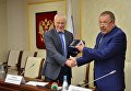 Председатель правительства Юрий Андрианов и Григорий Рапота Председатель правительства Юрий Андрианов и Григорий Рапота