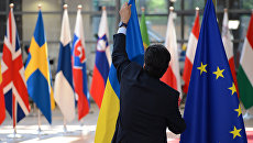 Флаги Украины и ЕС во время саммита ЕС в Брюсселе Флаги Украины и ЕС во время саммита ЕС в Брюсселе