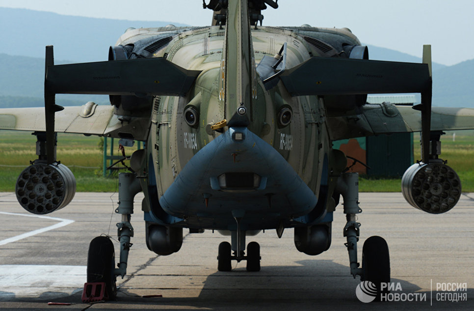 Вертолет Ка-52 Аллигатор во время учений отдельного вертолетного полка на аэродроме Черниговка в Приморском крае Вертолет Ка-52 Аллигатор во время учений отдельного вертолетного полка на аэродроме Черниговка в Приморском крае