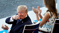 Президент США Дональд Трамп с супругой Меланьей во время парада на Елисейских полях в честь Дня взятия Бастилии Президент США Дональд Трамп с супругой Меланьей во время парада на Елисейских полях в честь Дня взятия Бастилии