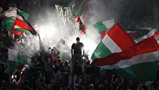Болельщики Локомотива во время матча за Суперкубок России по футболу между ФК Спартак (Москва) и ФК Локомотив (Москва). Архивное фото Болельщики Локомотива во время матча за Суперкубок России по футболу между ФК Спартак (Москва) и ФК Локомотив (Москва). Архивное фото