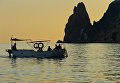 Отдыхающие на прогулочном катере у мыса Фиолент в Севастополе Отдыхающие на прогулочном катере у мыса Фиолент в Севастополе