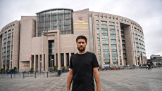Активист Amnesty International Turkey дает интервью перед зданием суда Стамбула по поводу задержания его коллег. 17 июля 2017 Активист Amnesty International Turkey дает интервью перед зданием суда Стамбула по поводу задержания его коллег. 17 июля 2017