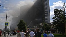 Сотрудники противопожарной службы на тушении возгорания в высотном здании на улице Новый Арбат в Москве. 18 июля 2017 Сотрудники противопожарной службы на тушении возгорания в высотном здании на улице Новый Арбат в Москве. 18 июля 2017