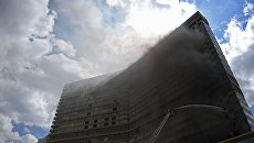 Сотрудники противопожарной службы на тушении возгорания в высотном здании на улице Новый Арбат в Москве Сотрудники противопожарной службы на тушении возгорания в высотном здании на улице Новый Арбат в Москве