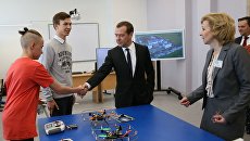 Председатель правительства РФ Дмитрий Медведев во время посещения средней школы № 36 в Великом Новгороде. 18 июля 2017 Председатель правительства РФ Дмитрий Медведев во время посещения средней школы № 36 в Великом Новгороде. 18 июля 2017