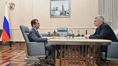 Дмитрий Медведев и временно исполняющий обязанности главы Республики Карелия Артур Парфенчиков (справа) во время встречи. 20 июля 2017 Дмитрий Медведев и временно исполняющий обязанности главы Республики Карелия Артур Парфенчиков (справа) во время встречи. 20 июля 2017