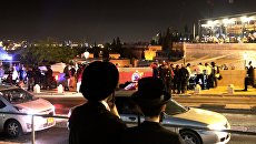 Прохожие наблюдают за действиями полиции в Иерусалиме. Архивное фото Прохожие наблюдают за действиями полиции в Иерусалиме. Архивное фото
