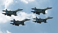Многоцелевые истребители Су-35 пилотажной группы Соколы России выполняют демонстрационный полет на МАКС-2017 в Жуковском. Архивное фото Многоцелевые истребители Су-35 пилотажной группы Соколы России выполняют демонстрационный полет на МАКС-2017 в Жуковском. Архивное фото