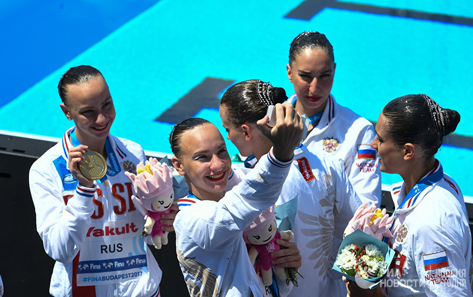 Спортсменки сборной России, завоевавшие золотые медали в групповых соревнованиях по синхронному плаванию на чемпионате мира FINA 2017 Спортсменки сборной России, завоевавшие золотые медали в групповых соревнованиях по синхронному плаванию на чемпионате мира FINA 2017