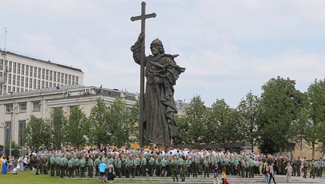 Участники крестного хода в Москве к памятнику князя Владимира в День крещения Руси. 28 июля 2017