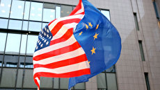 Флаги ЕС и США на здании Европейского парламента в Брюсселе. Архивное фото Флаги ЕС и США на здании Европейского парламента в Брюсселе. Архивное фото
