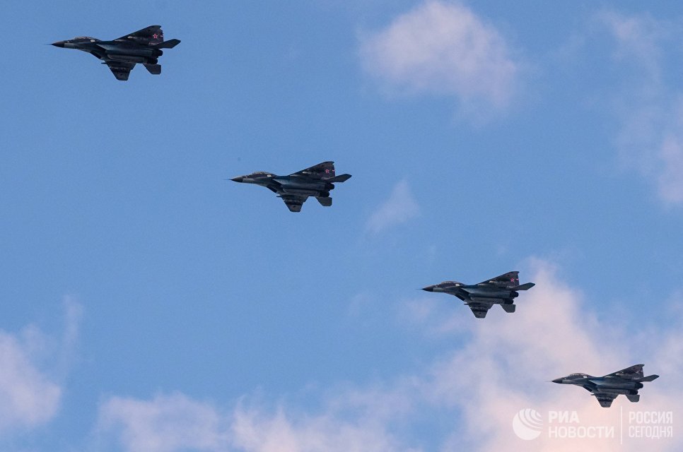 Многоцелевой фронтовой истребитель МиГ-35 во время генеральной репетиции военно-морского парада ко дню ВМФ в Кронштадте. Многоцелевой фронтовой истребитель МиГ-35 во время генеральной репетиции военно-морского парада ко дню ВМФ в Кронштадте.
