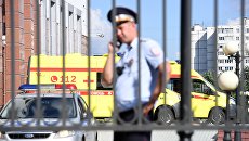 Сотрудник полиции у здания Московского областного суда, в котором произошла перестрелка. Архивное фото Сотрудник полиции у здания Московского областного суда, в котором произошла перестрелка. Архивное фото