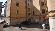 Четырехэтажный жилой дом в Москве, включенный в программу реновации. Архивное фото Четырехэтажный жилой дом в Москве, включенный в программу реновации. Архивное фото