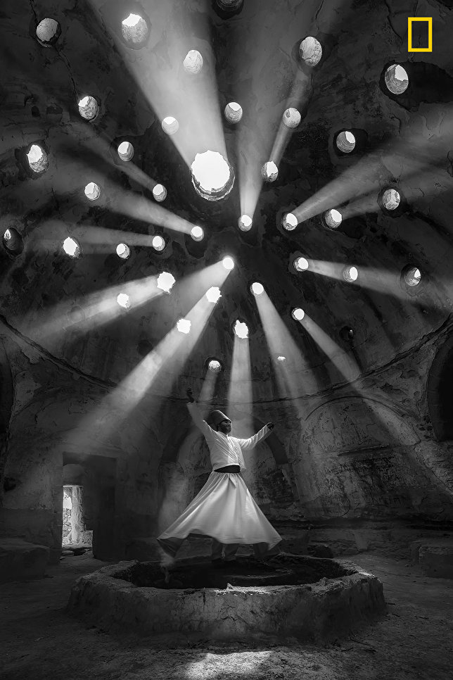 Работа фотографа F. Dilek Uyar Worship, занявшая 1-е место в категории Люди в фотоконкурсе 2017 National Geographic Travel Photographer of the Year Работа фотографа F. Dilek Uyar Worship, занявшая 1-е место в категории Люди в фотоконкурсе 2017 National Geographic Travel Photographer of the Year