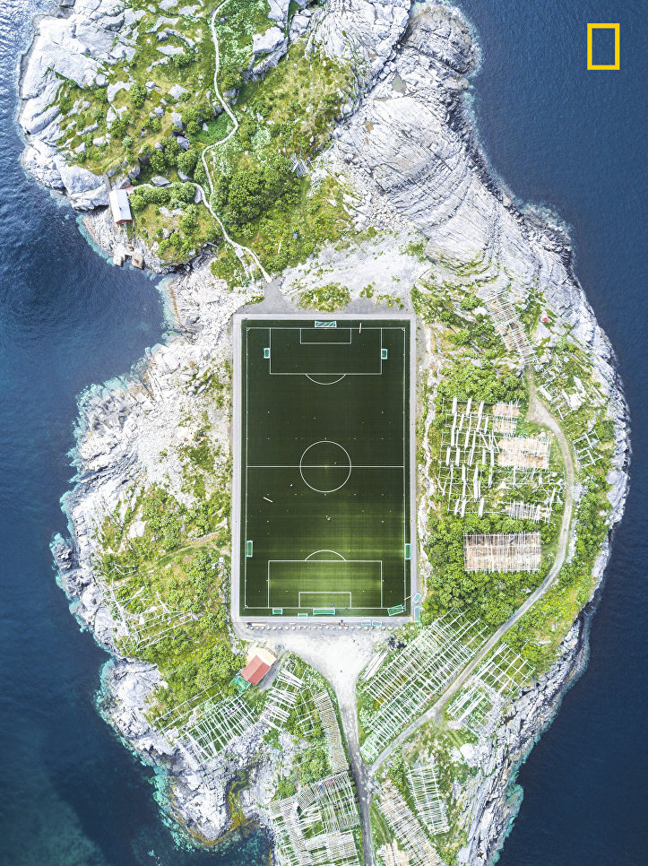 Работа фотографа Misha De-Stroyev Henningsvær Football Field, занявшая 3-е место в категории Города в фотоконкурсе 2017 National Geographic Travel Photographer of the Year Работа фотографа Misha De-Stroyev Henningsvær Football Field, занявшая 3-е место в категории Города в фотоконкурсе 2017 National Geographic Travel Photographer of the Year