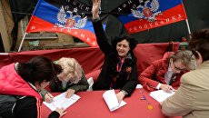 Жители Донбасса голосуют на референдуме о статусе самопровозглашенной Донецкой народной республики. Архивное фото Жители Донбасса голосуют на референдуме о статусе самопровозглашенной Донецкой народной республики. Архивное фото