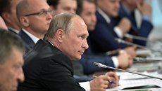 Президент РФ Владимир Путин во время заседания Совета при президенте РФ по развитию местного самоуправления. 5 августа 2017 Президент РФ Владимир Путин во время заседания Совета при президенте РФ по развитию местного самоуправления. 5 августа 2017