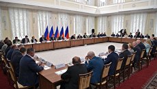 Президент РФ Владимир Путин во время заседания Совета при президенте РФ по развитию местного самоуправления. 5 августа 2017 Президент РФ Владимир Путин во время заседания Совета при президенте РФ по развитию местного самоуправления. 5 августа 2017