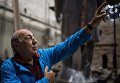 Скульптор Георгий Франгулян возле монумента Стена скорби перед началом его транспортировки к месту установки в Москве Скульптор Георгий Франгулян возле монумента Стена скорби перед началом его транспортировки к месту установки в Москве