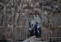 Рабочие готовятся закрепить элементы конструкции монумента Стена скорби перед началом его транспортировки к месту установки в Москве Рабочие готовятся закрепить элементы конструкции монумента Стена скорби перед началом его транспортировки к месту установки в Москве
