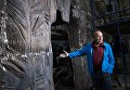 Скульптор Георгий Франгулян возле монумента Стена скорби перед началом его транспортировки к месту установки в Москве Скульптор Георгий Франгулян возле монумента Стена скорби перед началом его транспортировки к месту установки в Москве